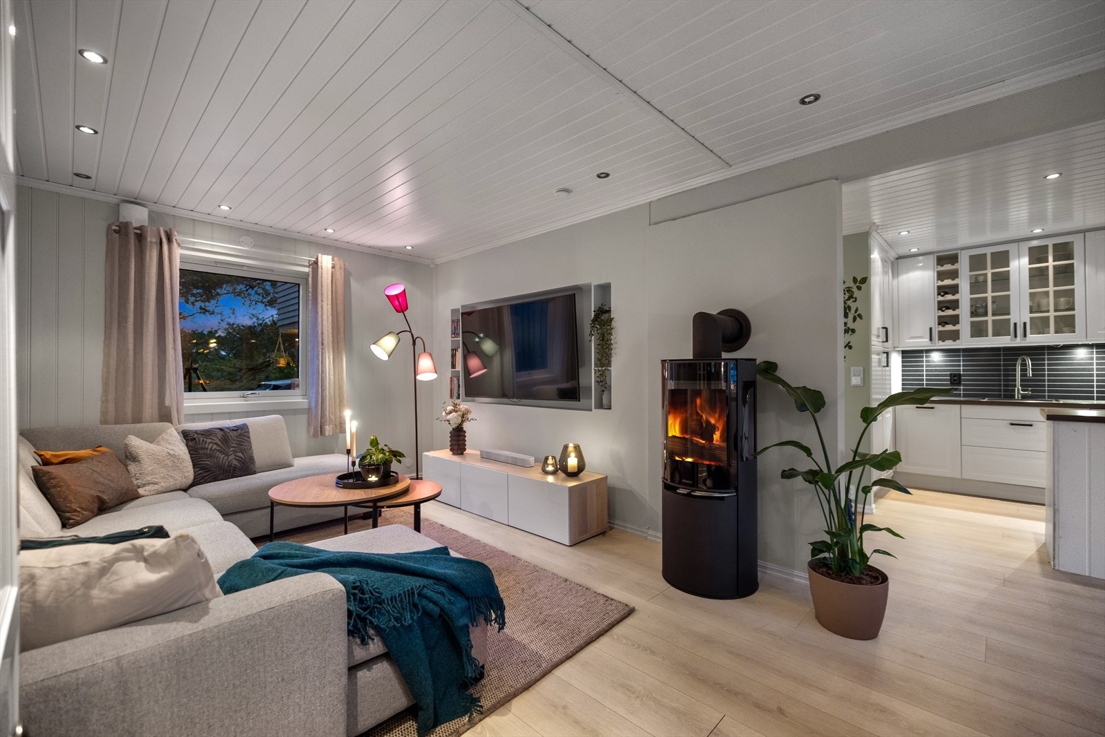 I 2024 ble det montert ny peis i stuen. Galleribilde