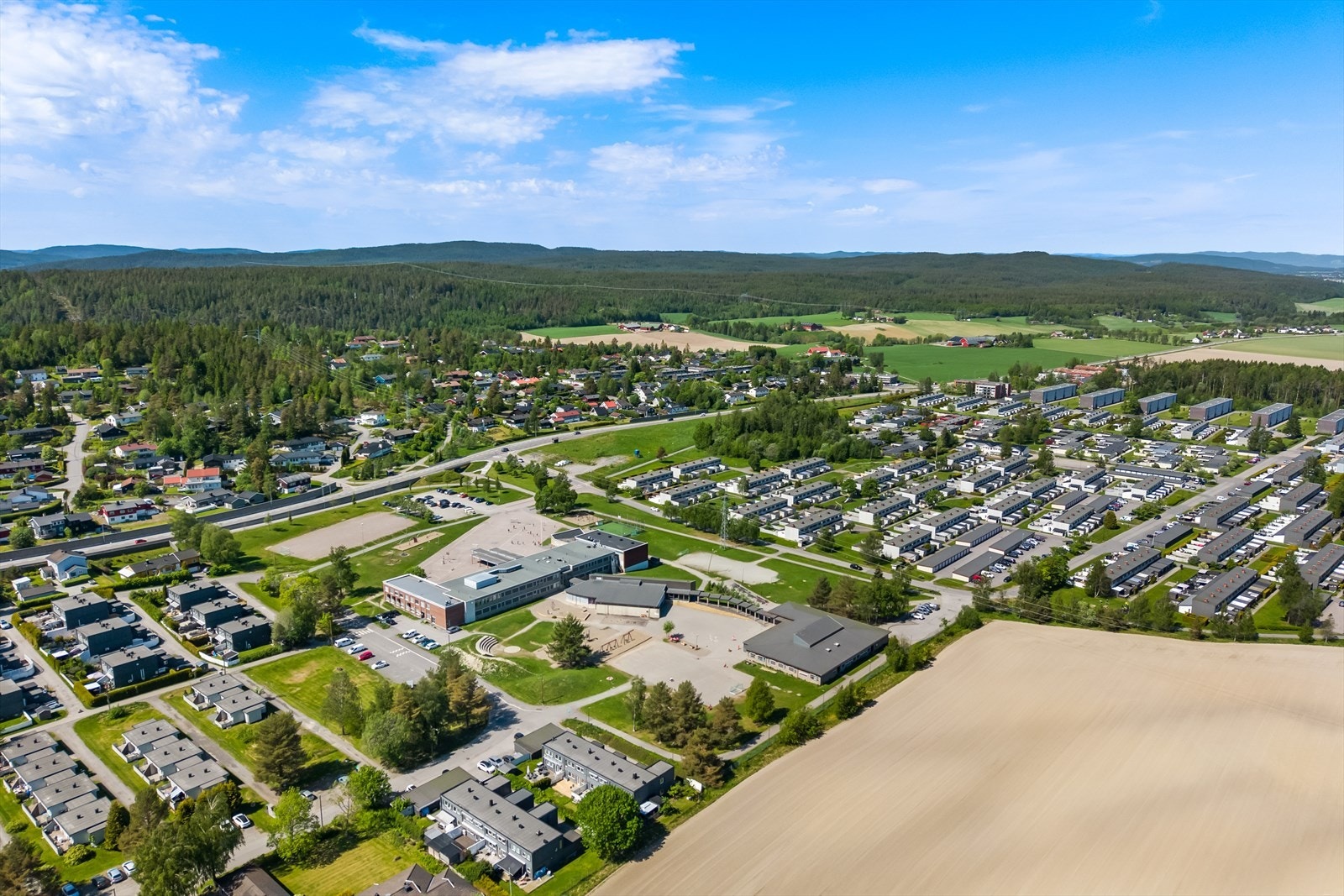 Trygg og kort skolevei for de minste med Åsenhagen barneskole rett utenfor. Galleribilde