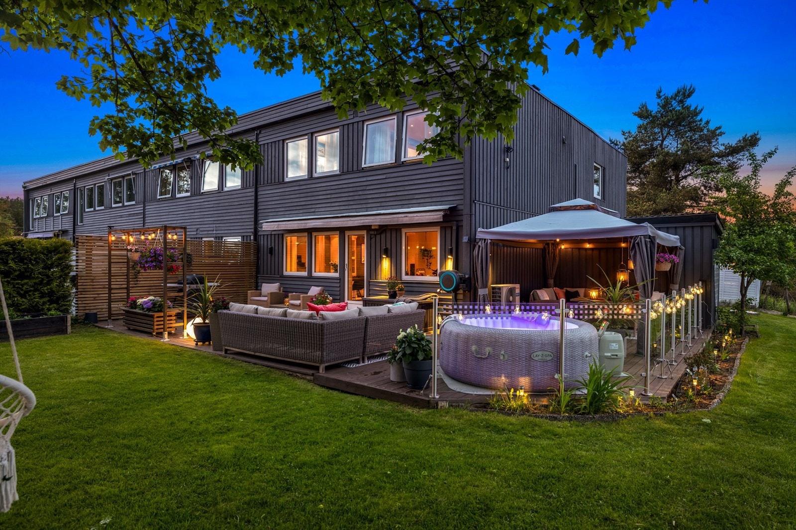 Endeplasseringen gir ekstra stor uteplass med stor hage og en terrasse på ca. 60 kvm. Galleribilde