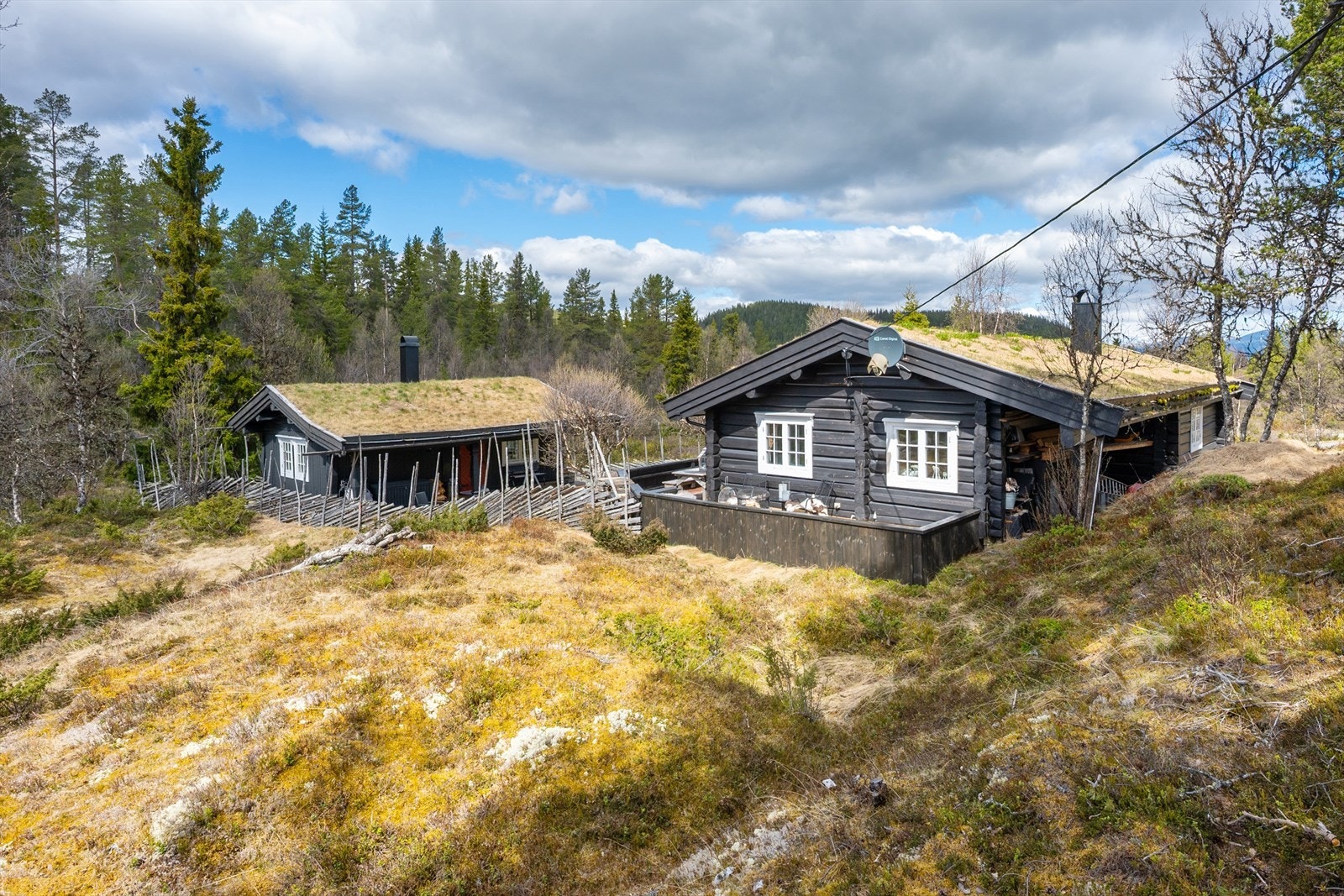 Hyttetunet ligger fint til i terrenget. Galleribilde