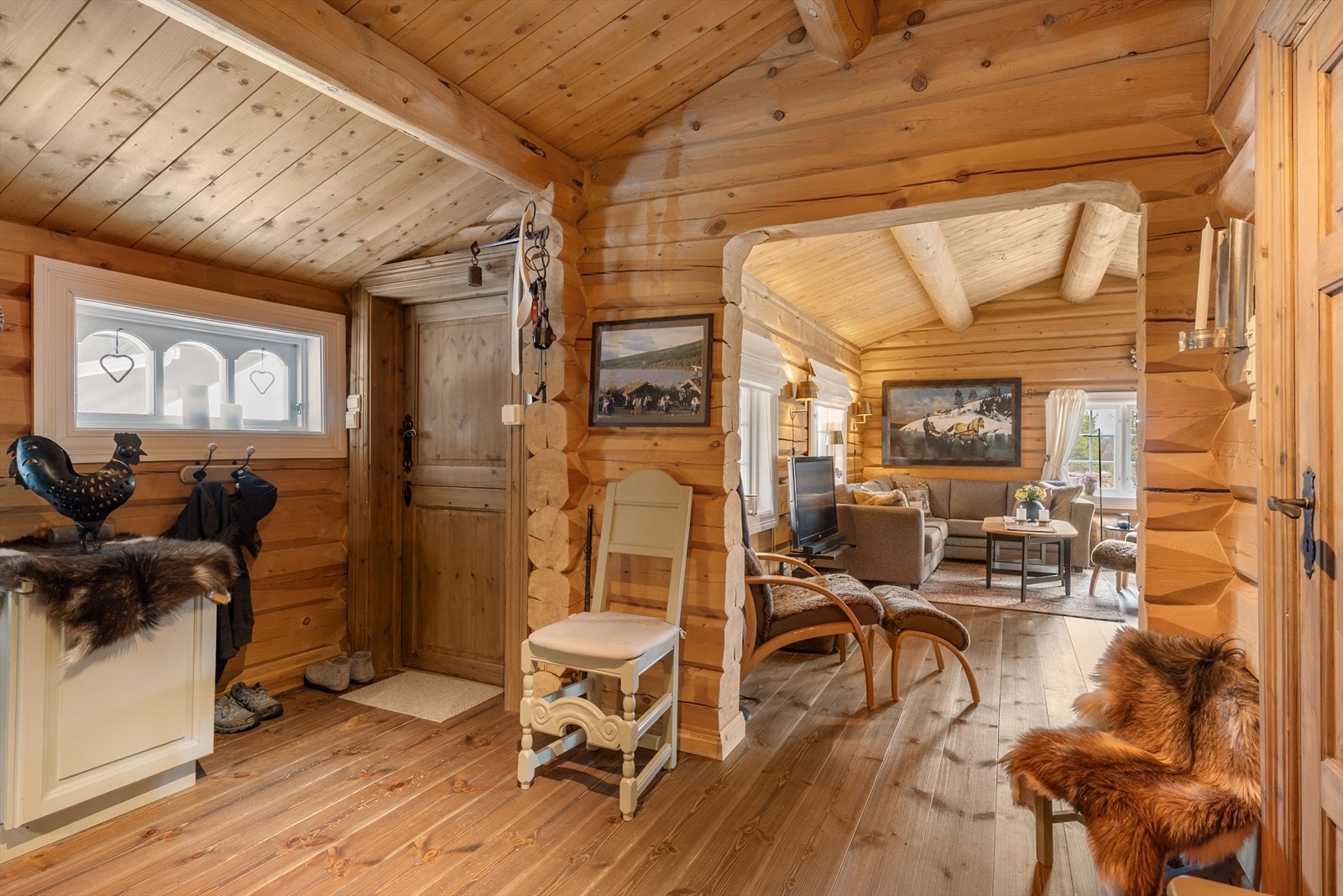Fra gangen er det tilgang til stue, og dør inn til soverom og bad. Galleribilde