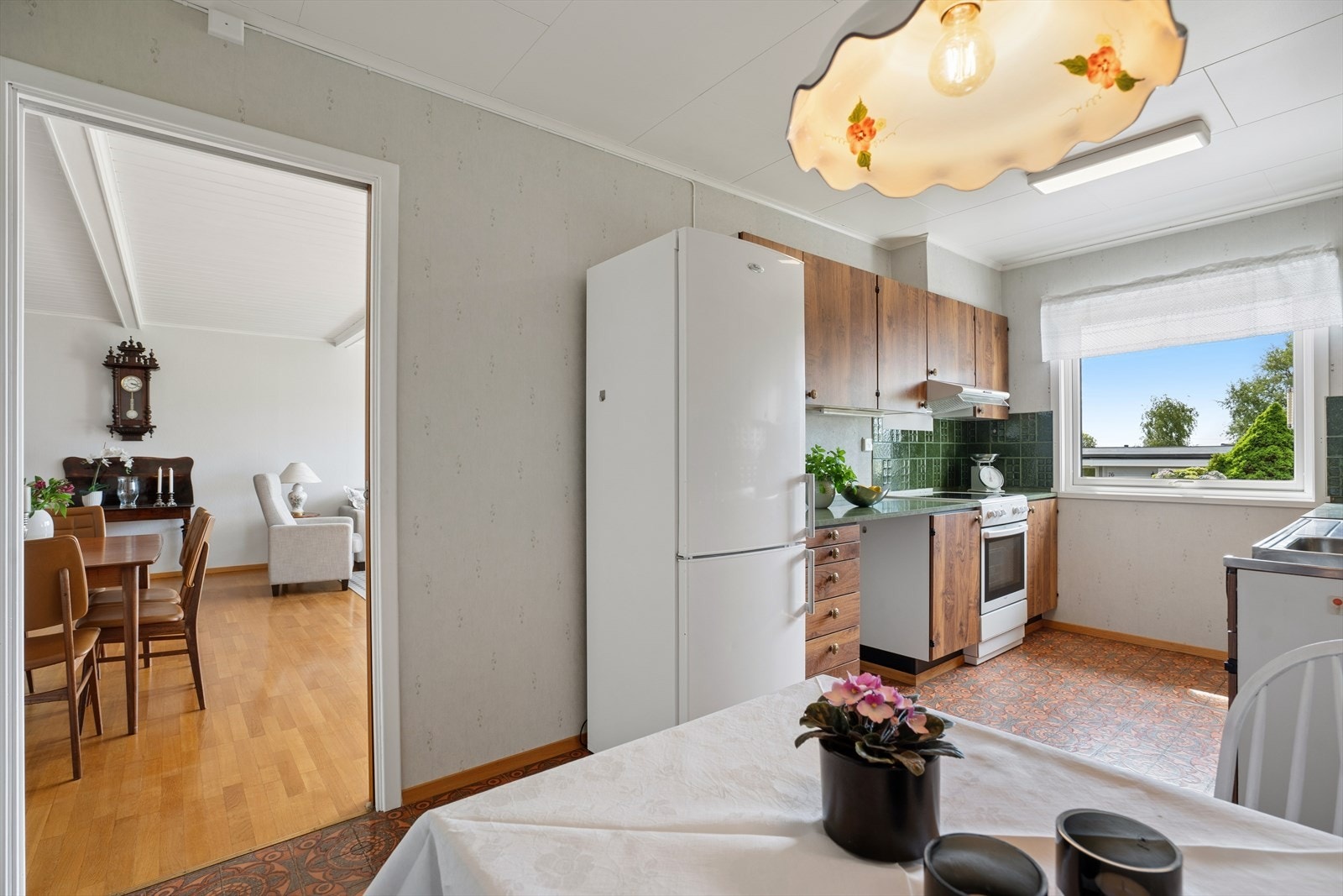 På kjøkkenet er det plass til et lite spisebord i tillegg til selve kjøkkeninnredningen. Galleribilde