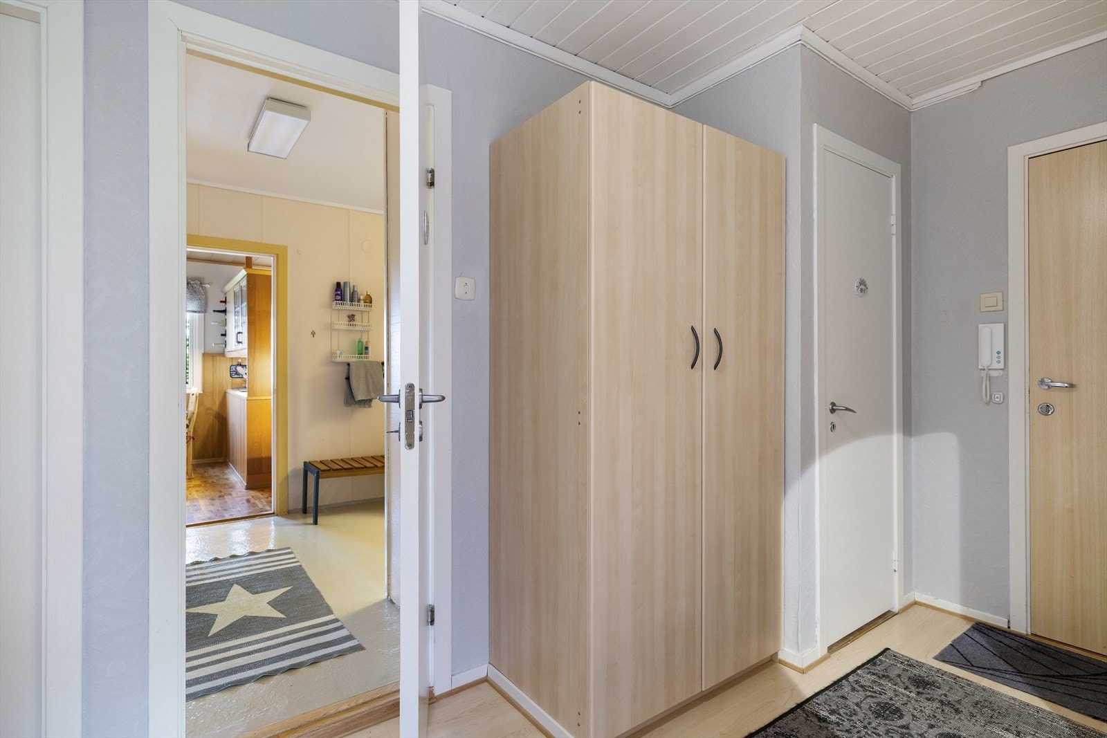 Plass til garderobeskap i gangen. Galleribilde