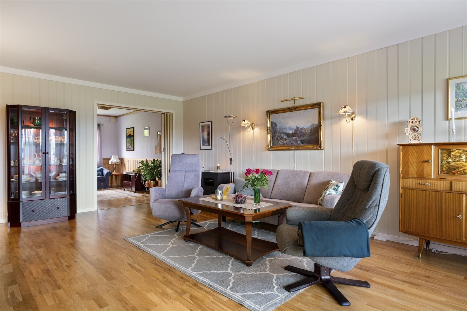 På stuen er det god plass til sofagruppe og tilhørende møblement. Galleribilde