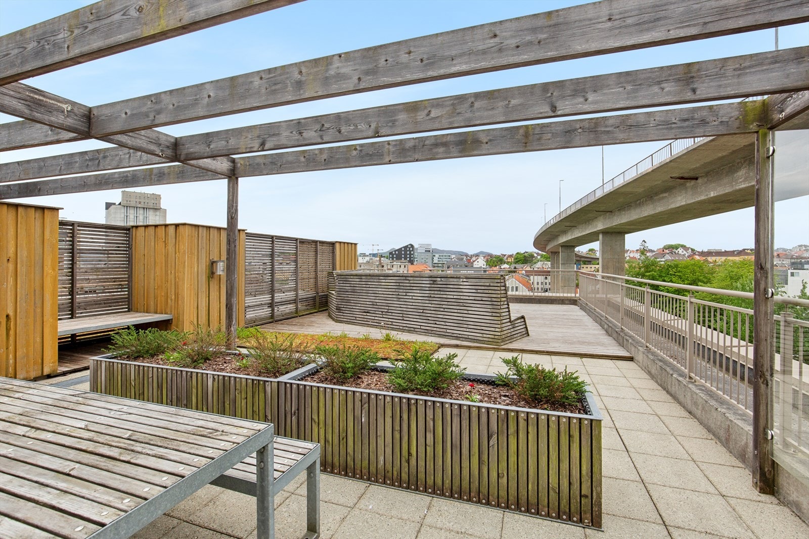 Borettslaget har en stor, felles takterrasse med pergola, sittegrupper og plantekasser. Galleribilde