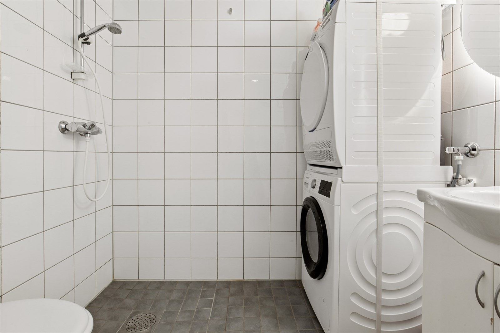 Også badet i utleiedelen er flislagt, har elektrisk gulvvarme og opplegg for vaskemaskin. Galleribilde