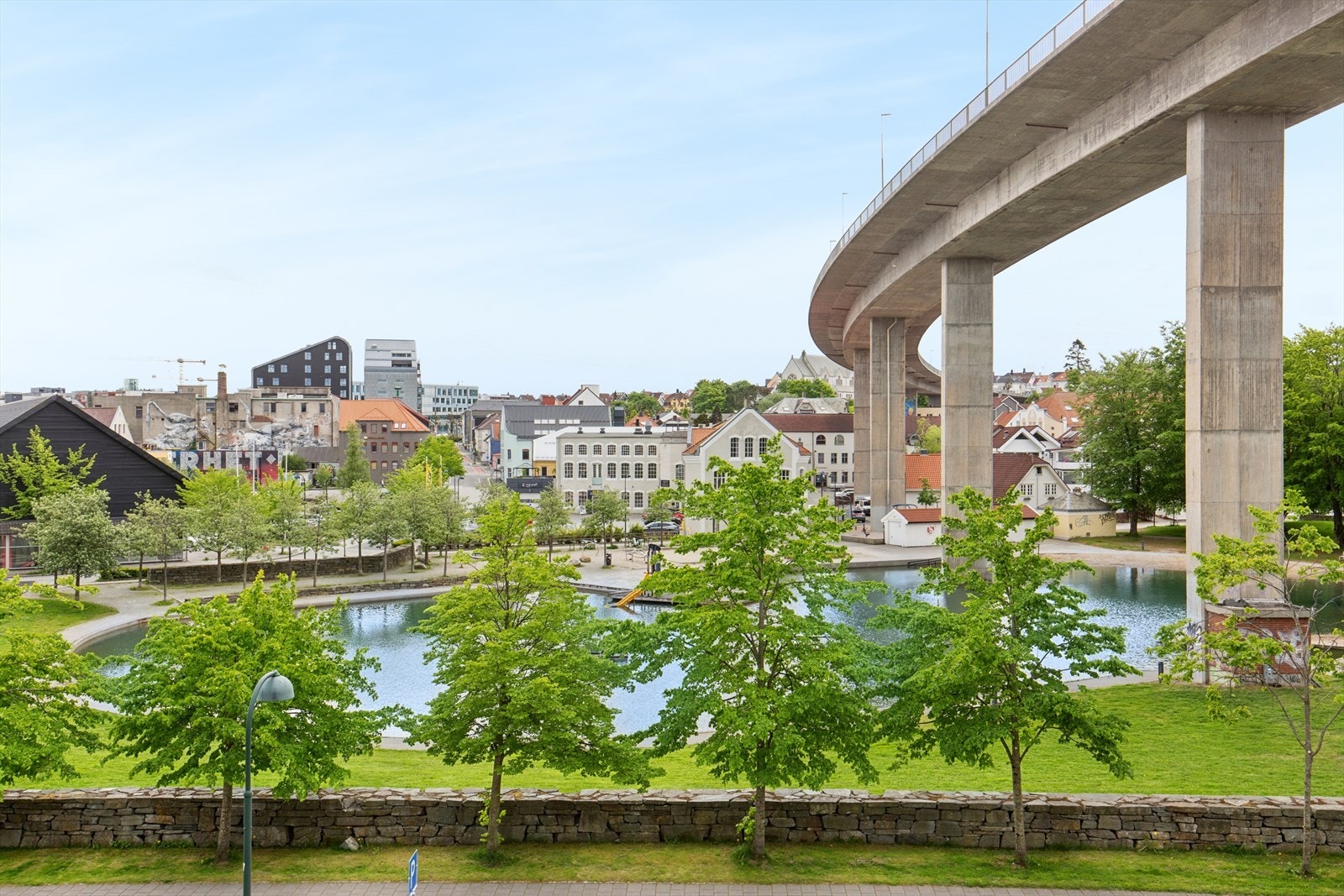 Fra leiligheten er det kort vei inn til sentrumskjernen av Stavanger, i tillegg til fine turmuligheter langs kaiene. Galleribilde