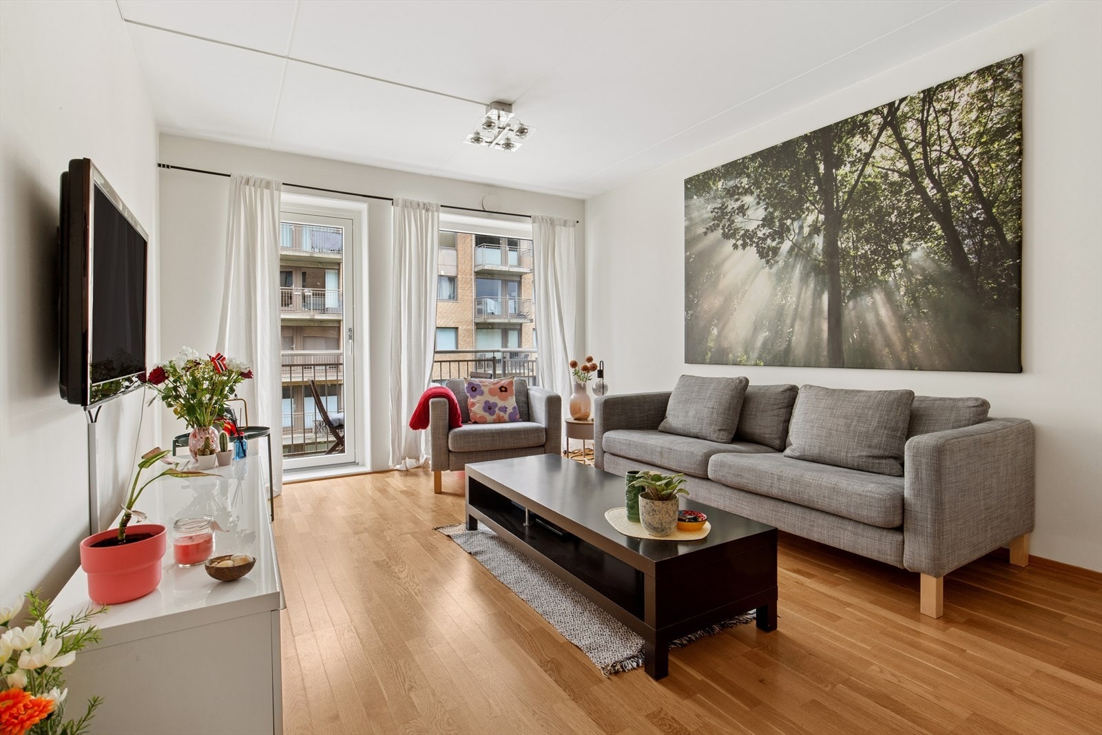 I stuedelen i hybelen er det plass til sofagruppe og spisebord, med utgang til egen balkong. Galleribilde