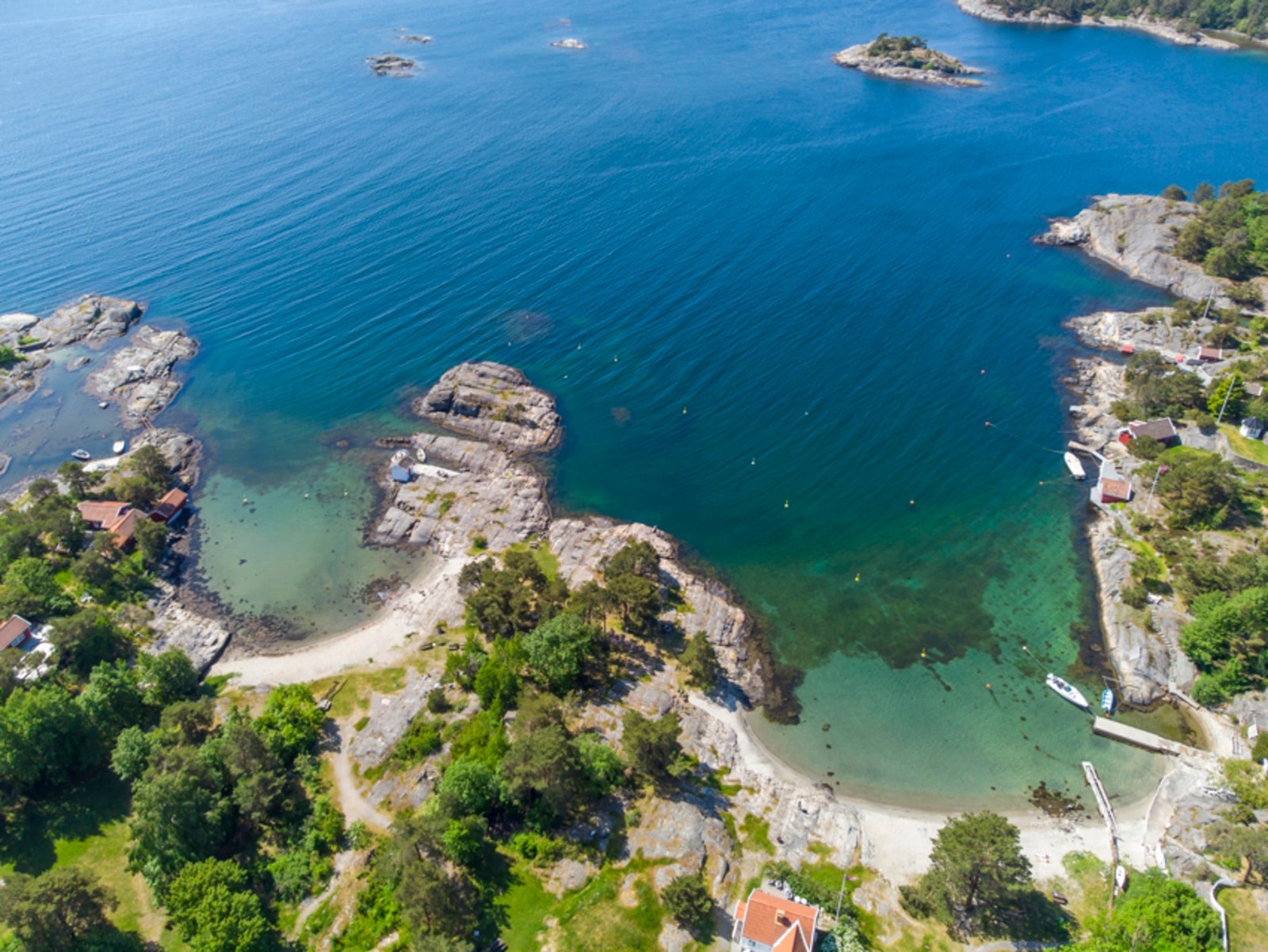 Stølsviga - Stølsviga er en av de mest populære badeplassene i Arendal og ligger ca. 20 minutters gange fra eiendommen.
Området er spesielt kjent for å være svært barnevennlig. Galleribilde