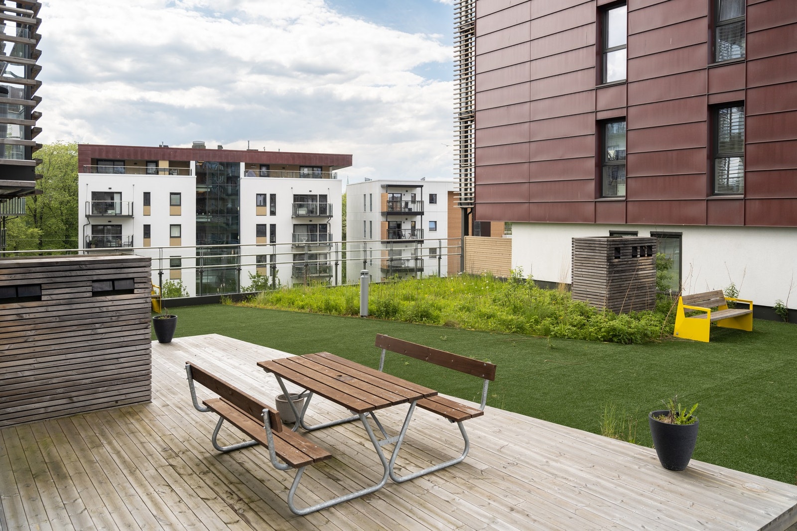 Man har også tilgang til en felles takterrasse med hyggelig sitteplass og en liten takhage. Galleribilde