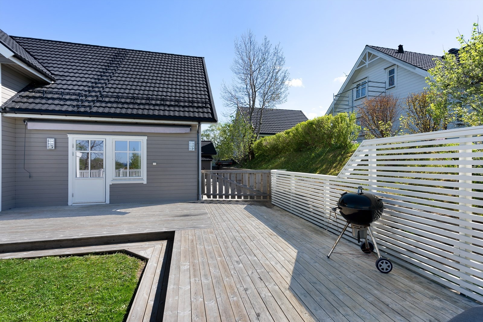 En port gir adkomst til terrassen som strekker seg videre mot inngangspartiet. Galleribilde