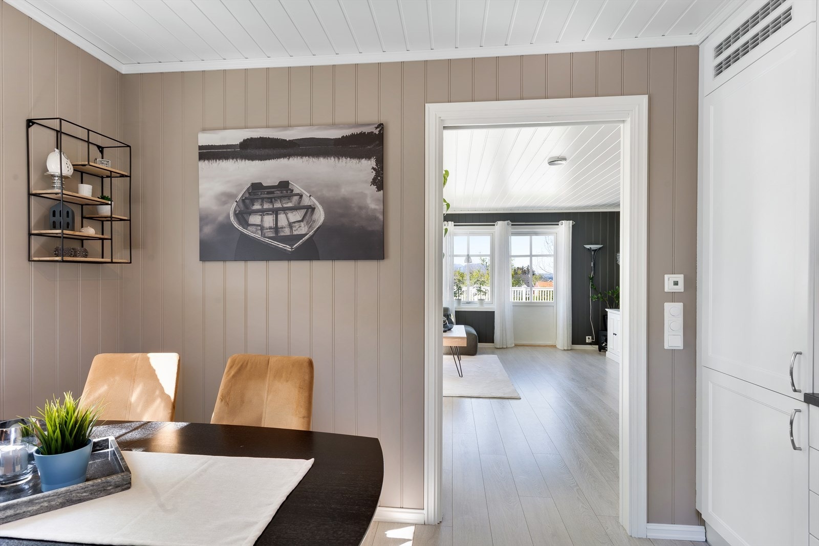 Fra kjøkkenet er det skyvedør mot stuen. Galleribilde