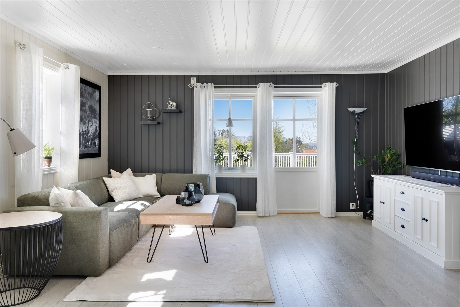 Stuen har utgang til uteområdet mot vest. Galleribilde