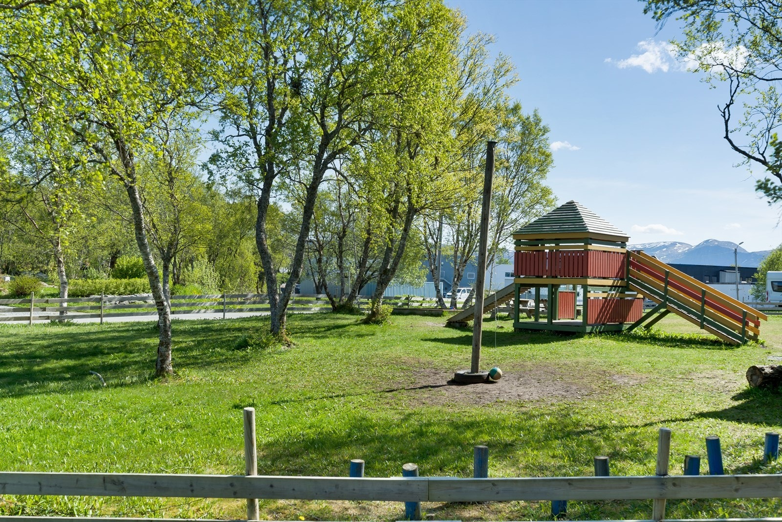 Over veien i øst er det en godt driftet lekeplass. Galleribilde