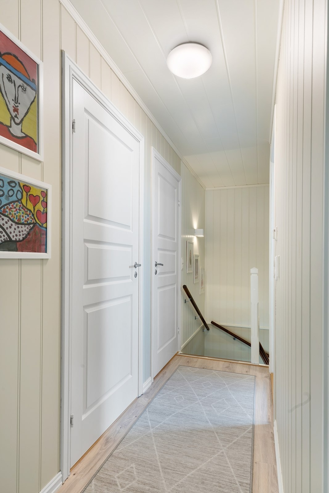 Gang med inngang til bad, bod og 3 soverom. Galleribilde
