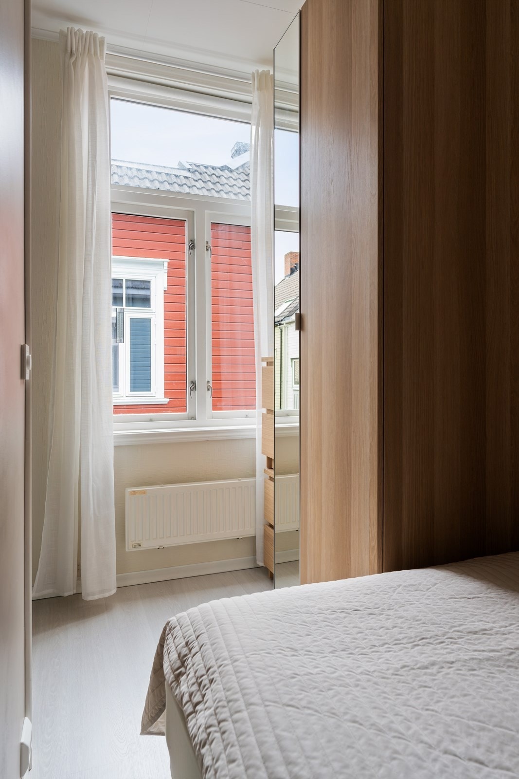 Soverommet ligger vendt mot en rolig og skjermet bakgård i en tilbaketrukket del av Møllenberg. Galleribilde
