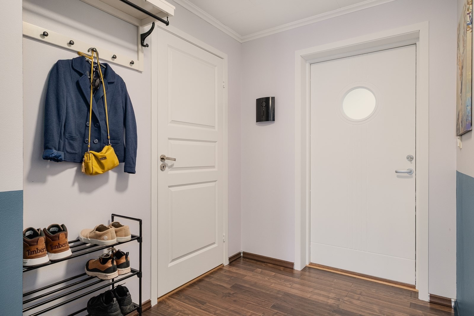 Velkommen inn i romslig gang med plass til tøy og sko Galleribilde
