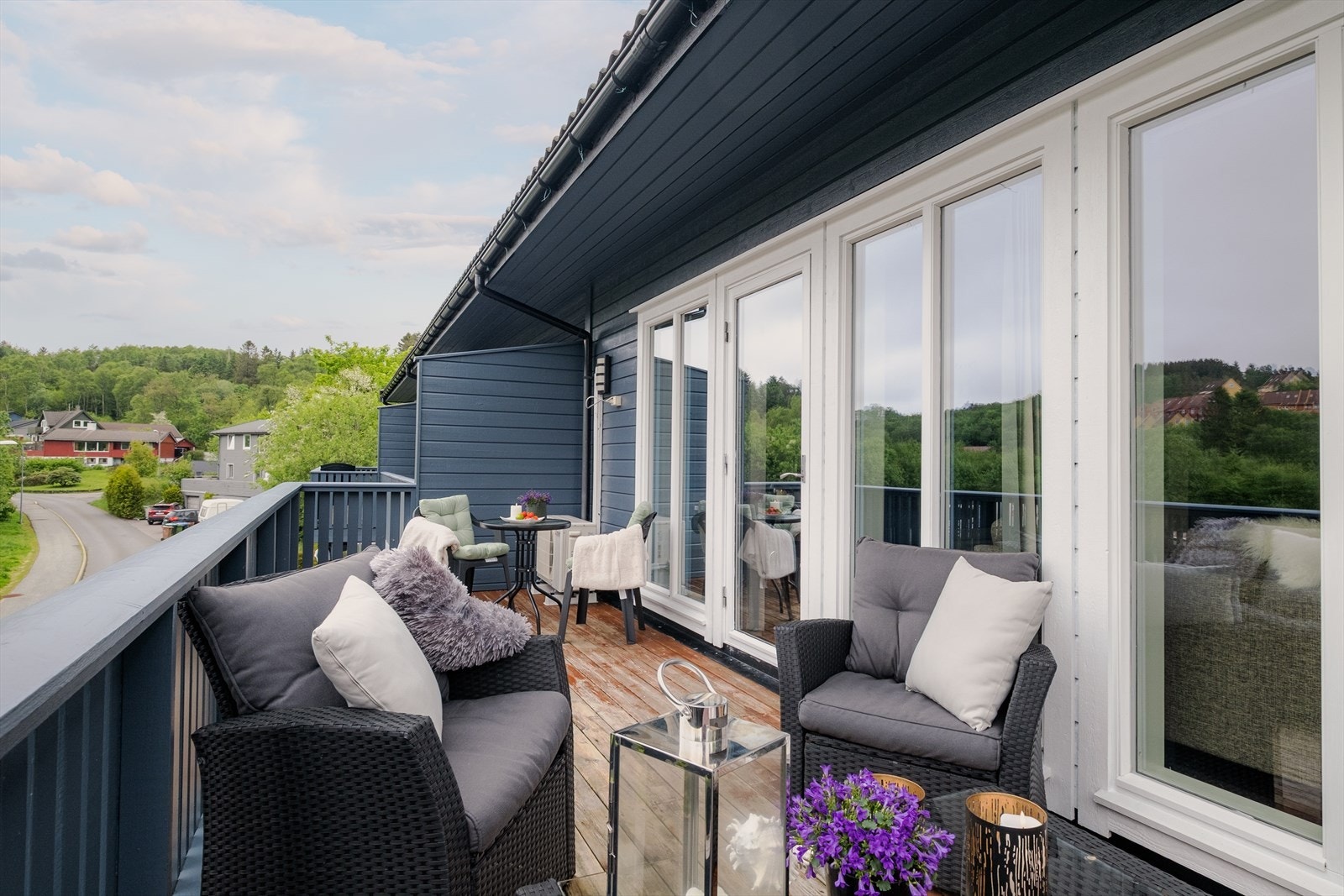 Altanens størrelse gjør at det er plass til både sofa og spisegruppe. Galleribilde