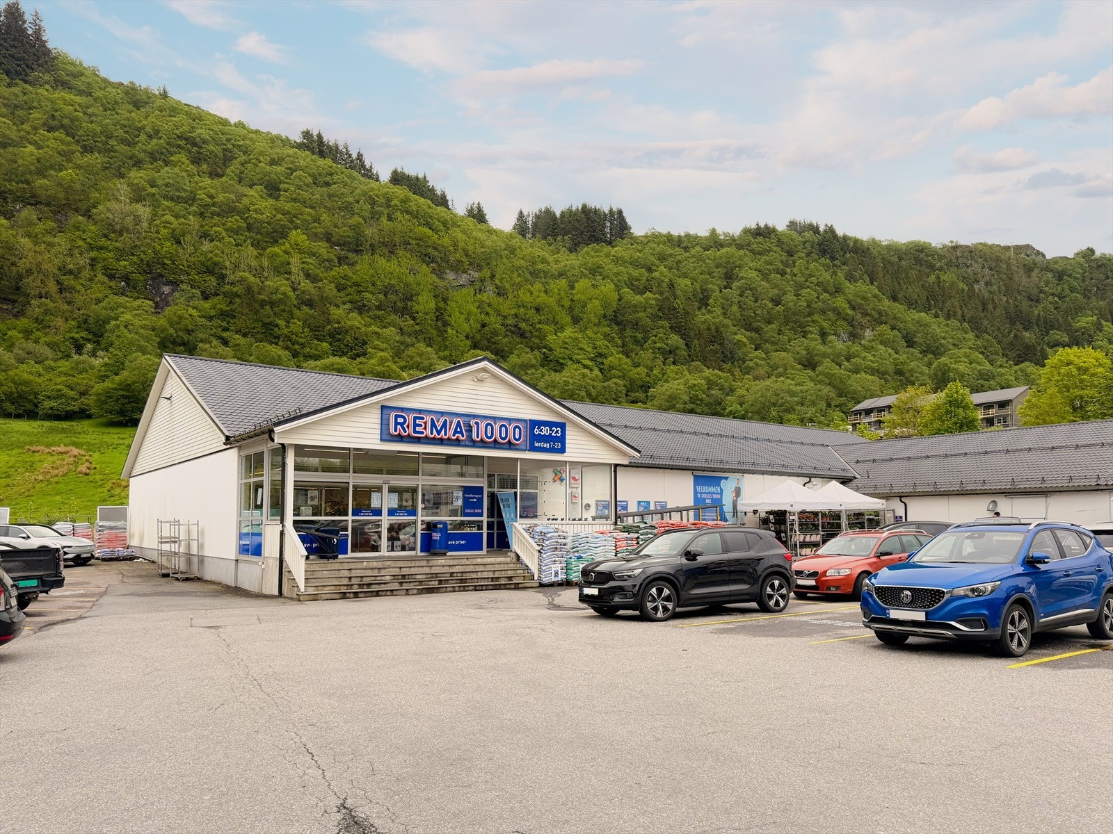 Like ved ligger dagligvarebutikk og her finner man også bussforbindelse Galleribilde