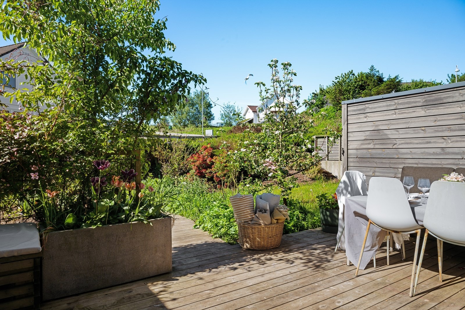 Nåværende eier har opparbeidet en spennende hage som forandrer seg gjennom sommerhalvåret. Galleribilde