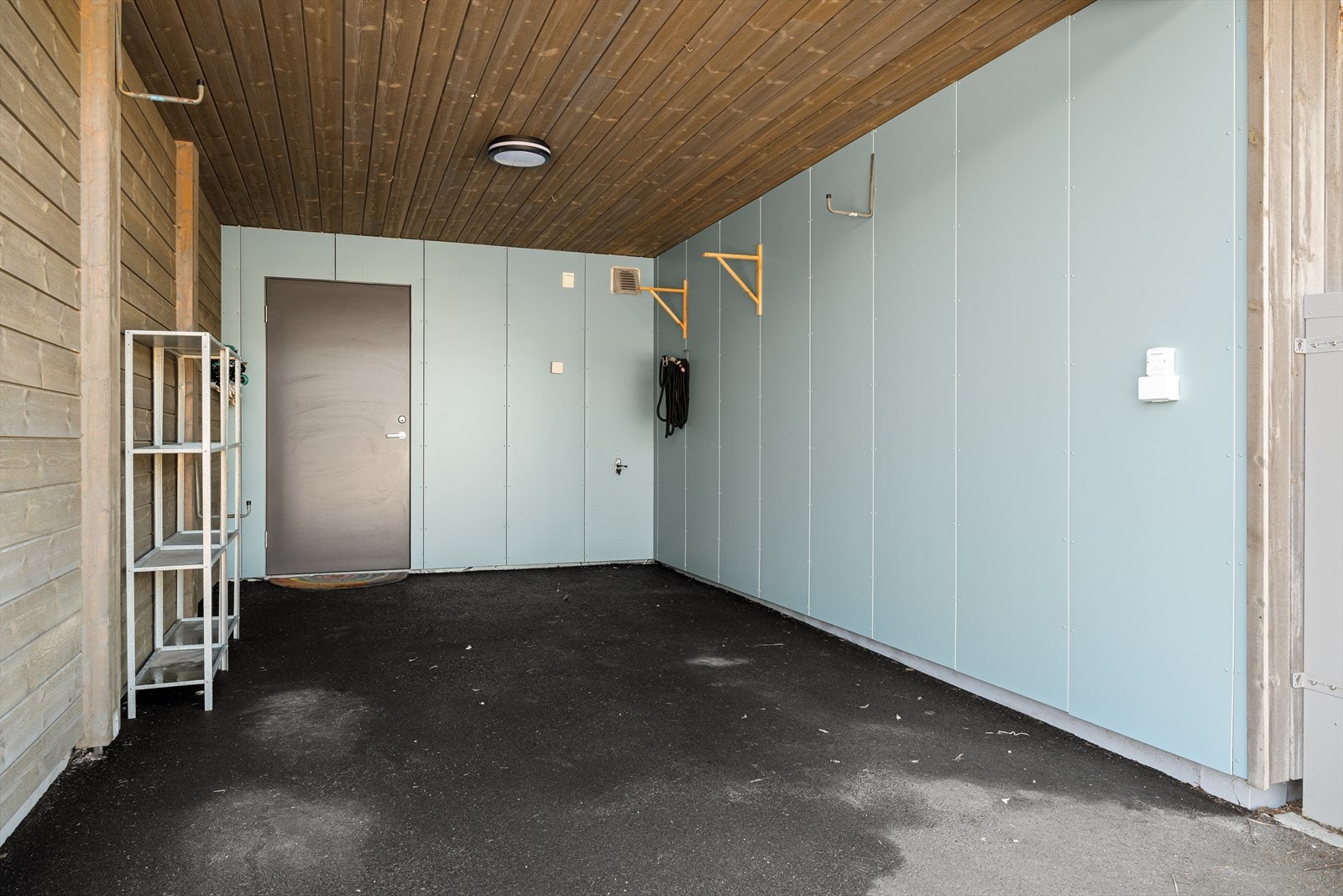 Carport med sportsbod i bakkant. Galleribilde