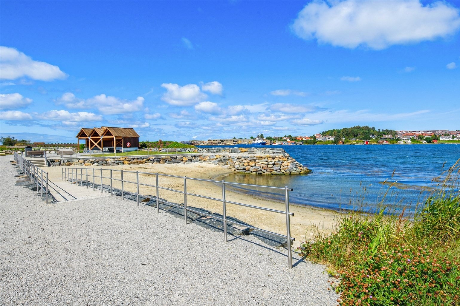 Krabbavika har egen sandstrand og felles grillhytte Galleribilde