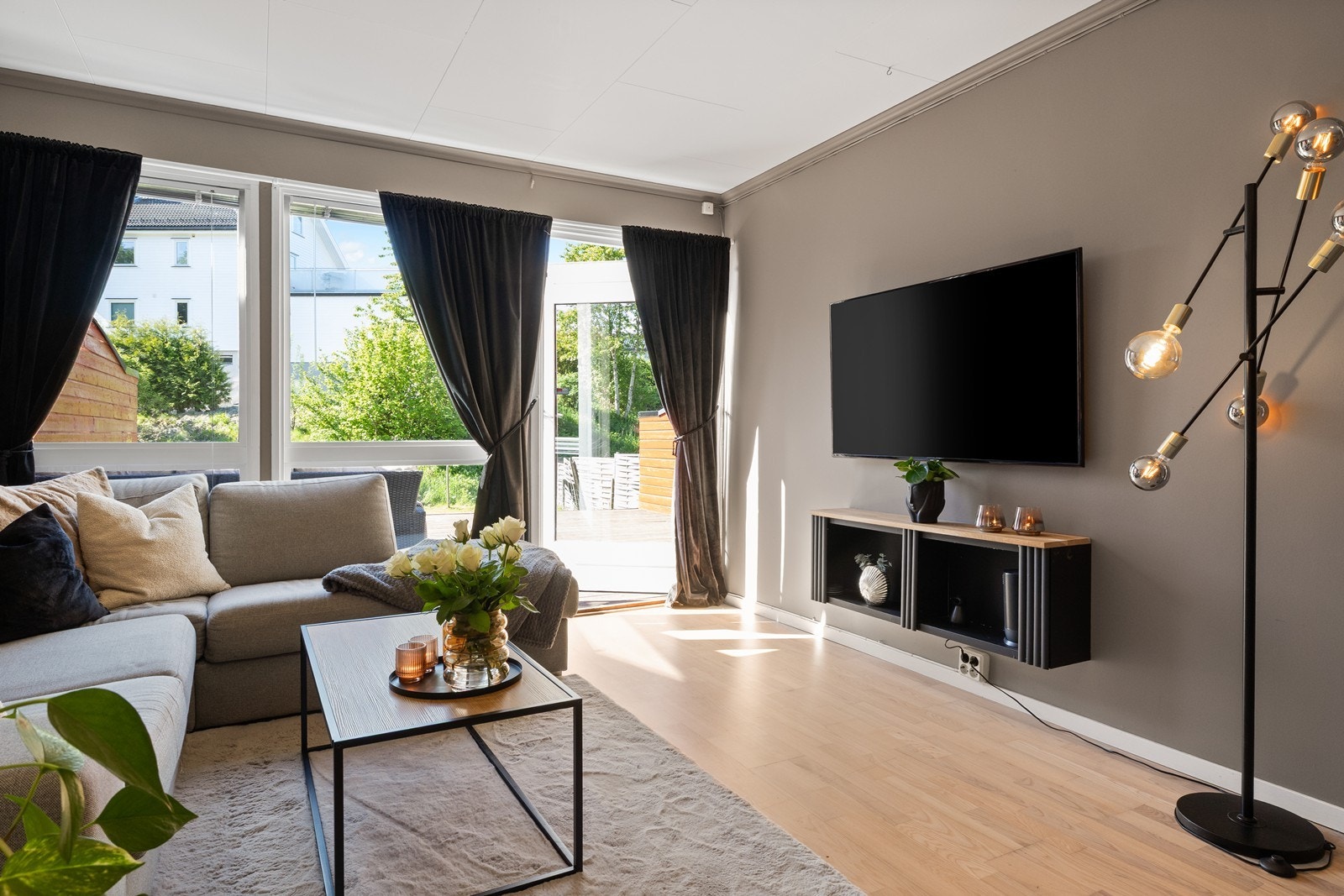 Fra stuen er det utgang til terrassen Galleribilde
