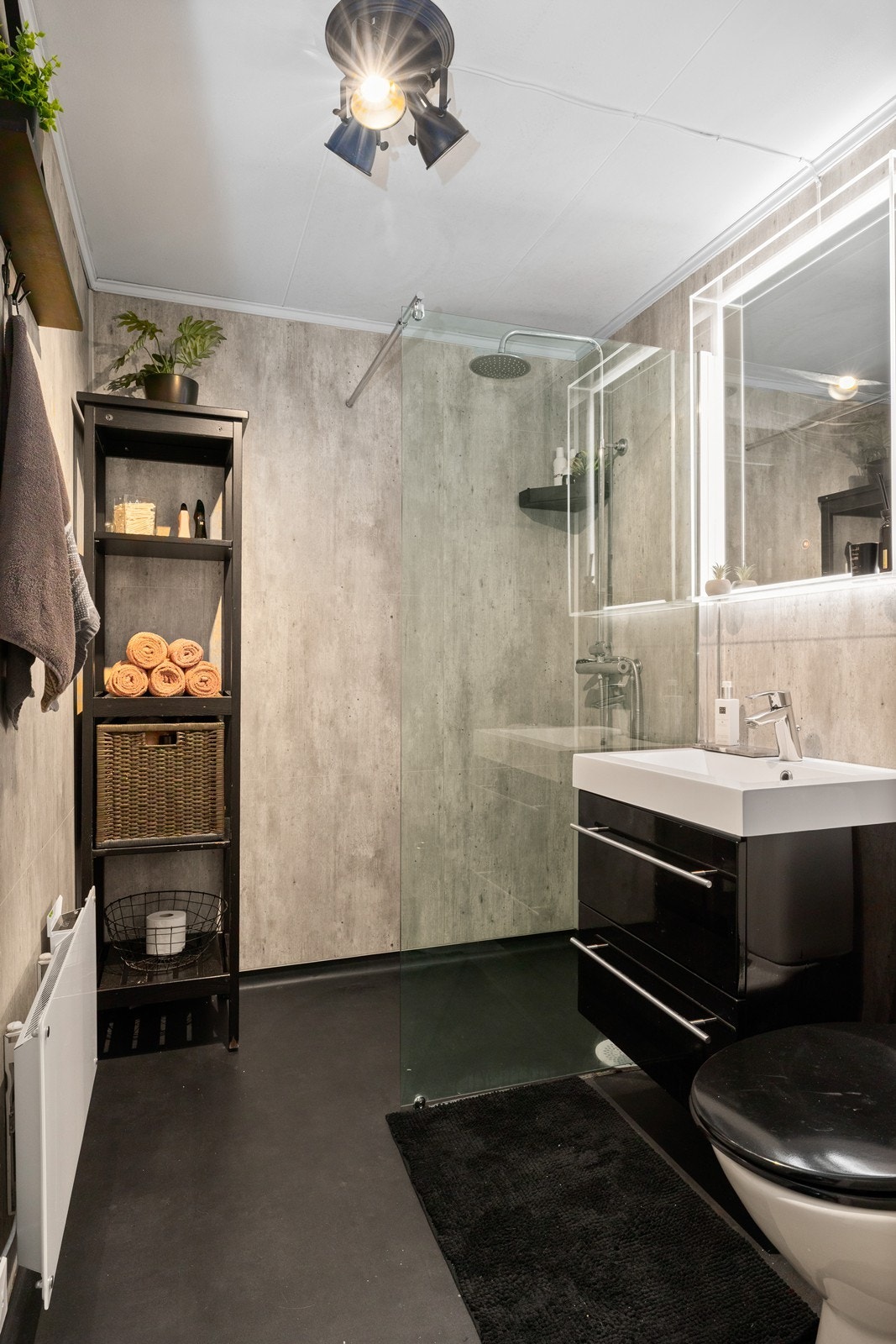 Badet fikk nytt gulvbelegg og våtromsplater i 2016 Galleribilde
