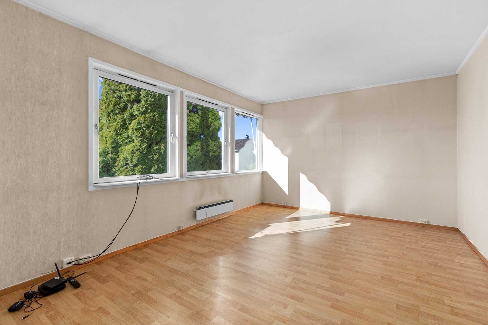Stue med store vindusflater Galleribilde