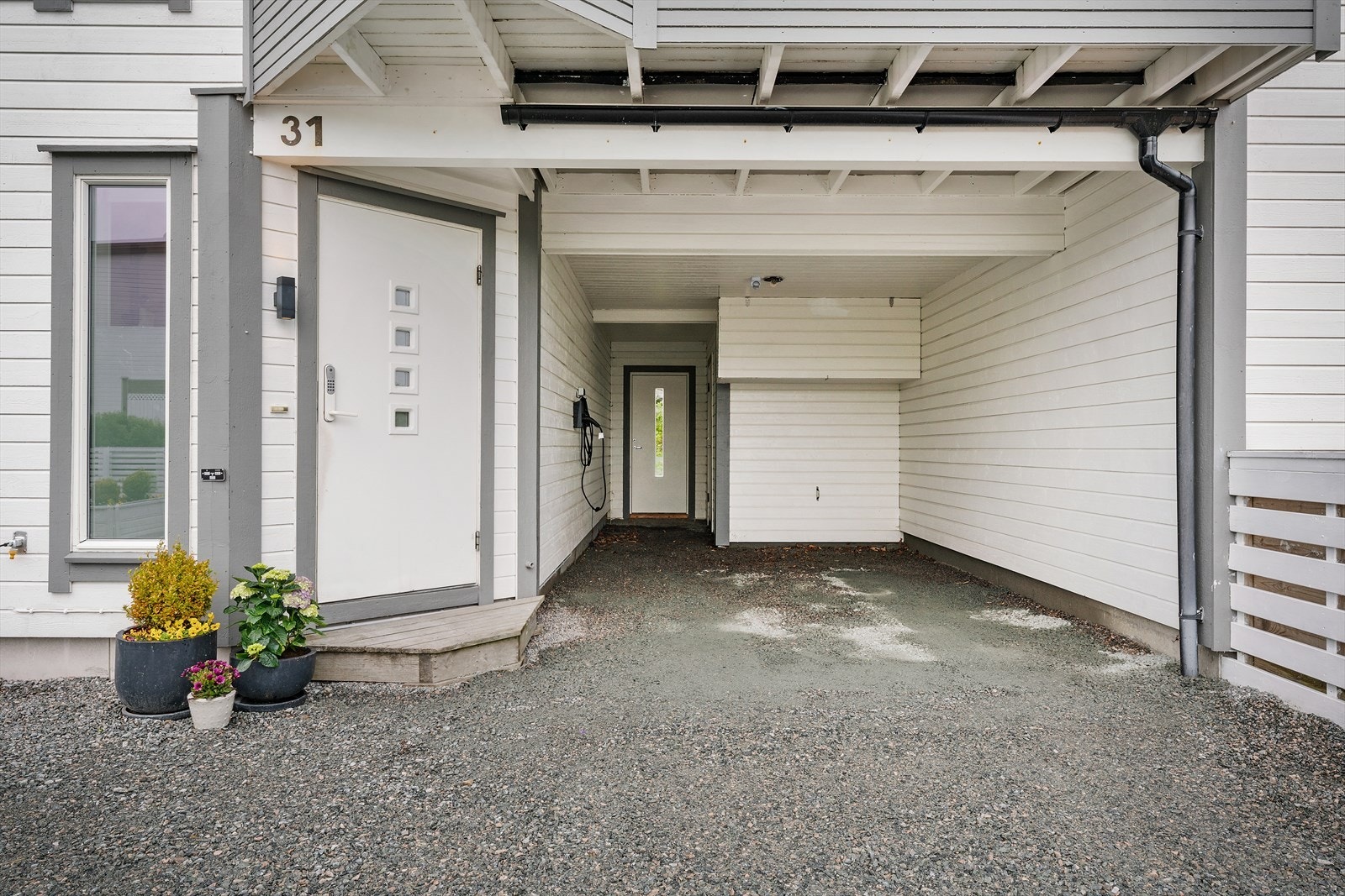- Parkering i carport med elbil-lader. Merk at du også har plass til flere biler ved inngangspartiet - Galleribilde