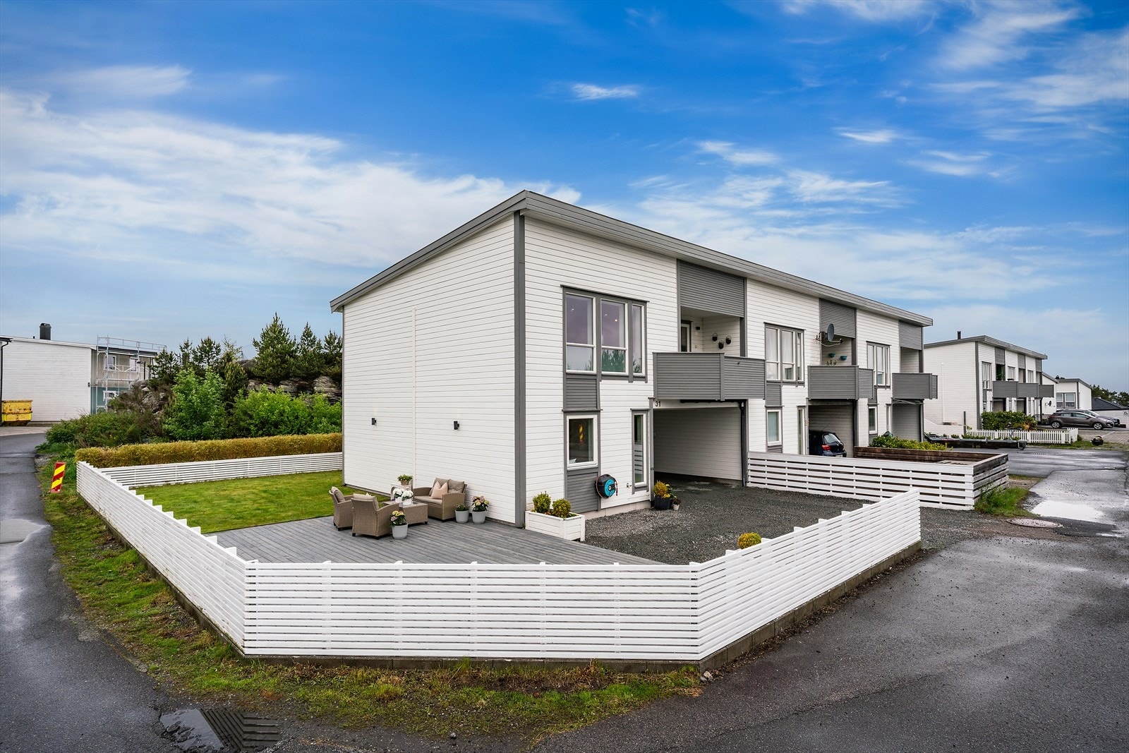 - Innholdsrikt enderekkehus med hjørnetomt, solrikt terrasseareal, hage og carport med elbil-lader! Foto: Inge Jørpeland - Galleribilde