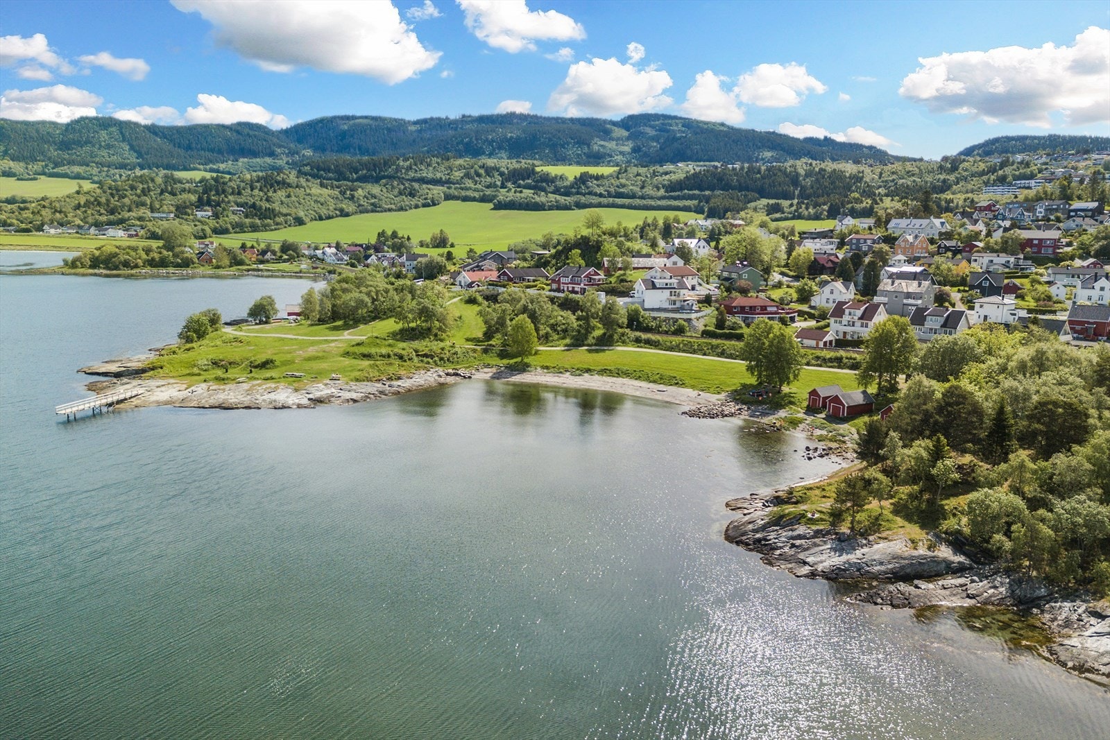 Hansbakkfjæra er en etablert badeplass på Ranheim med benker, bord og toaletter - flott utgangspunkt for turer langs fjorden. Området binder Ranheim og Grilstad Marina sammen i et sammenhengende rekreasjonslandskap. Galleribilde