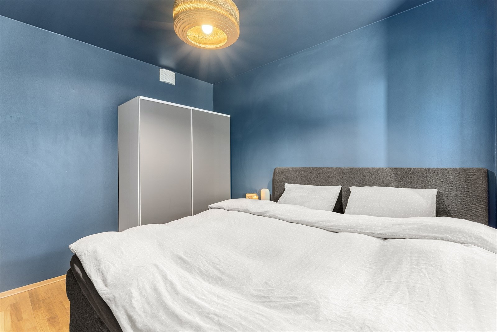 Soverom 2 har parkett på gulv og balansert ventilasjon - standard gjennomgående i hele leiligheten. Rommet har plass til dobbeltseng og garderobe innenfor 8 kvm. Galleribilde