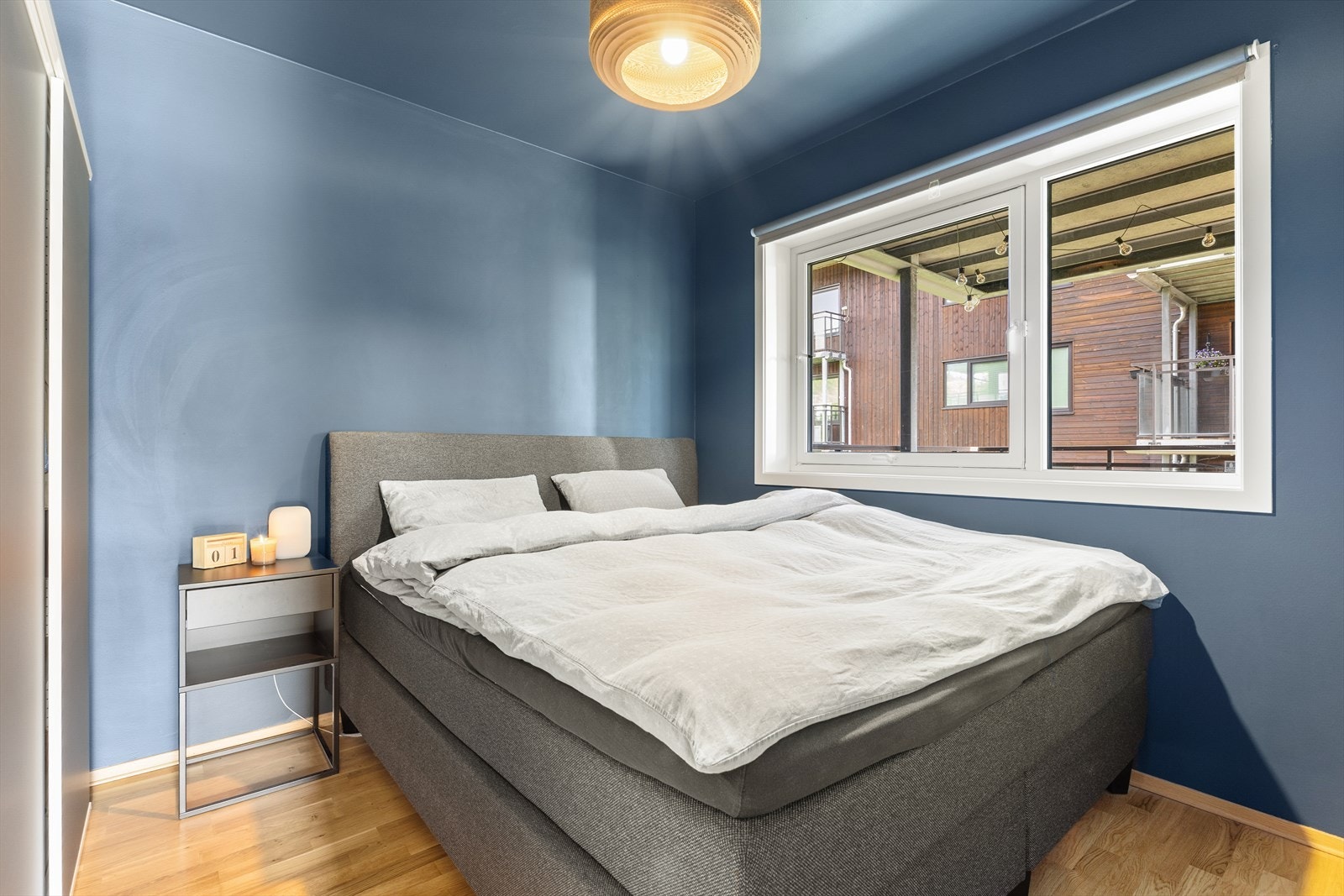 Soverom 2 på 8 m² er praktisk og fleksibelt. Enten du trenger gjesterom, barnerom eller hjemmekontor. Galleribilde