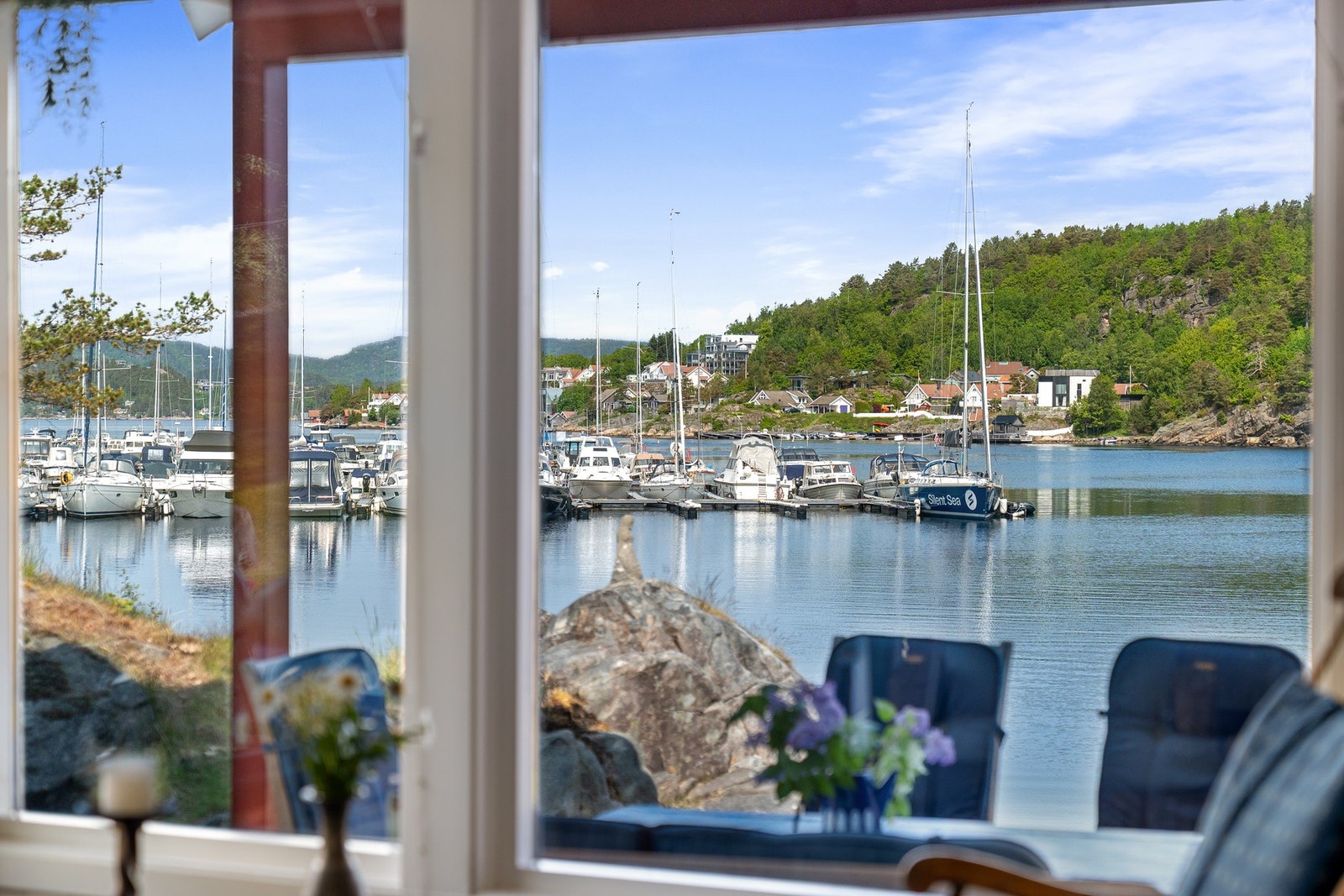 Utsikt mot sjøen inne fra hytten Galleribilde