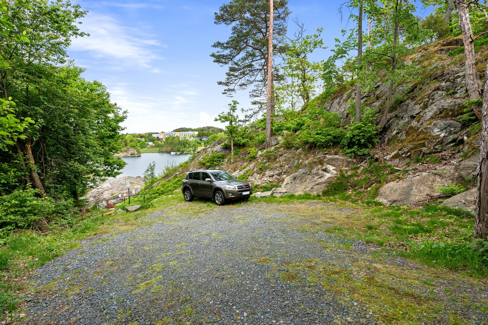 Fra veien ned hvor det er tilhørende parkering Galleribilde