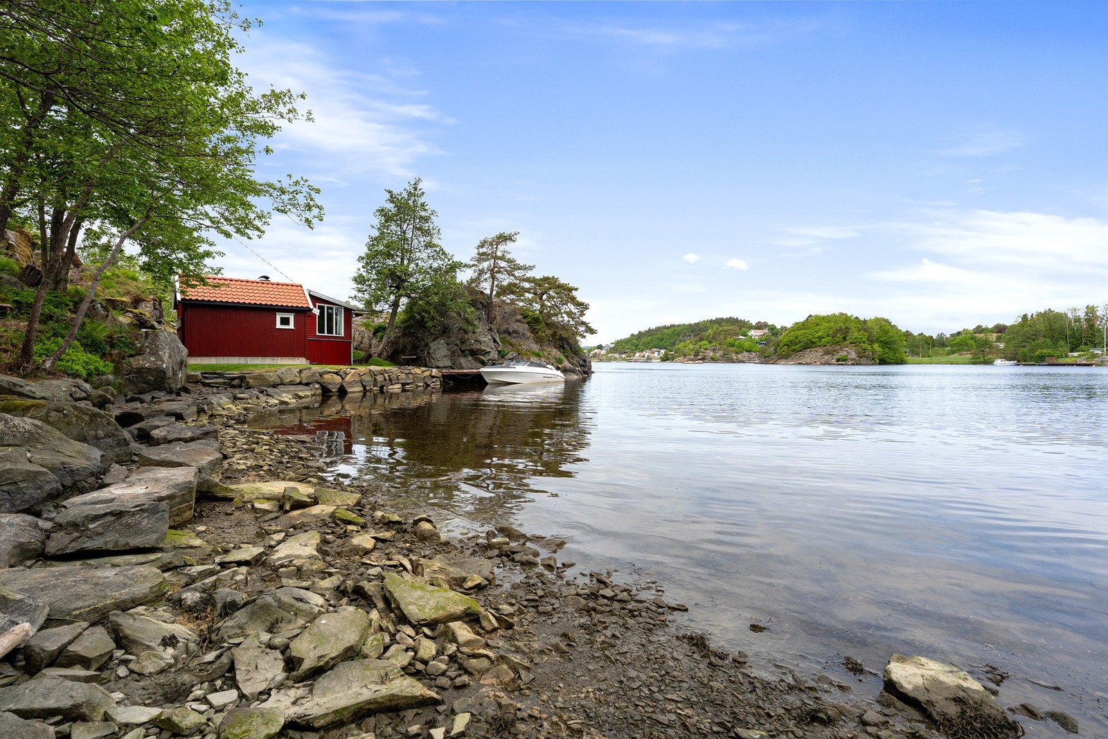 Fra strandarealet på innsiden av sjøbua Galleribilde