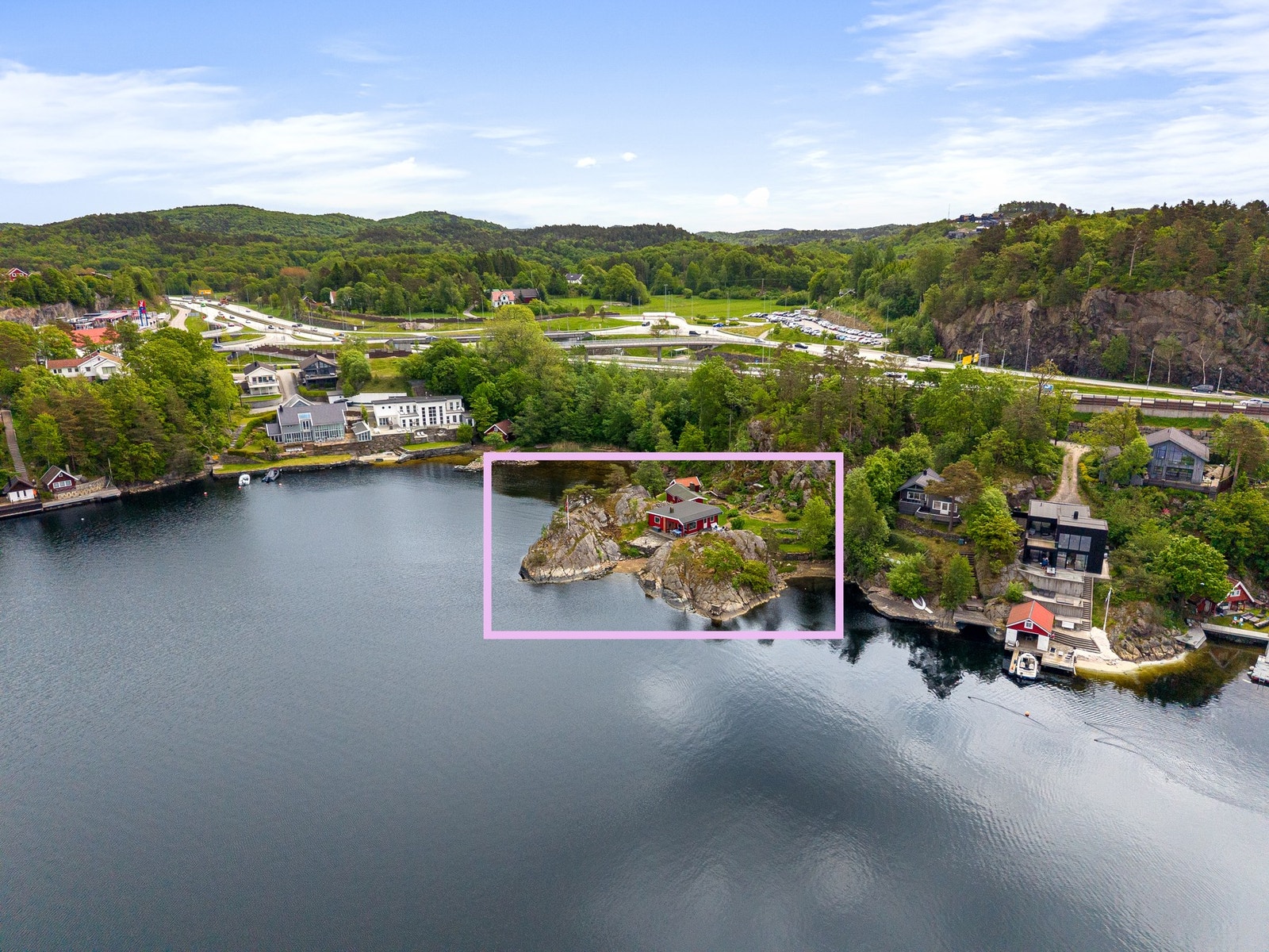 Dronebilde med eiendommen rammet inn Galleribilde