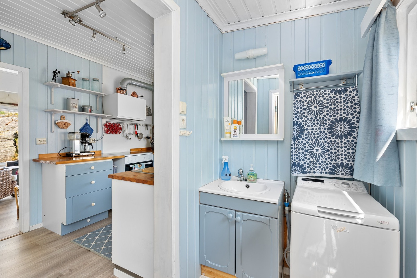 Fra del av gang i hytten med innredning med håndvask og vaskemaskin Galleribilde