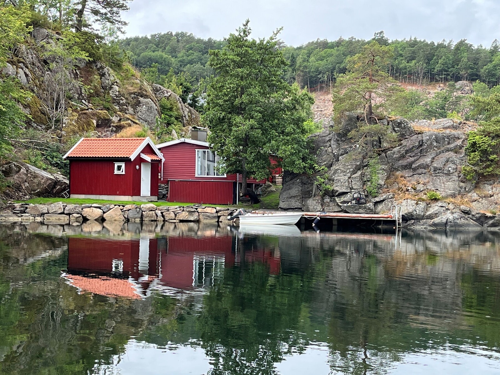 Selgers bilde fra sjøbua, del av anneks og bryggen Galleribilde