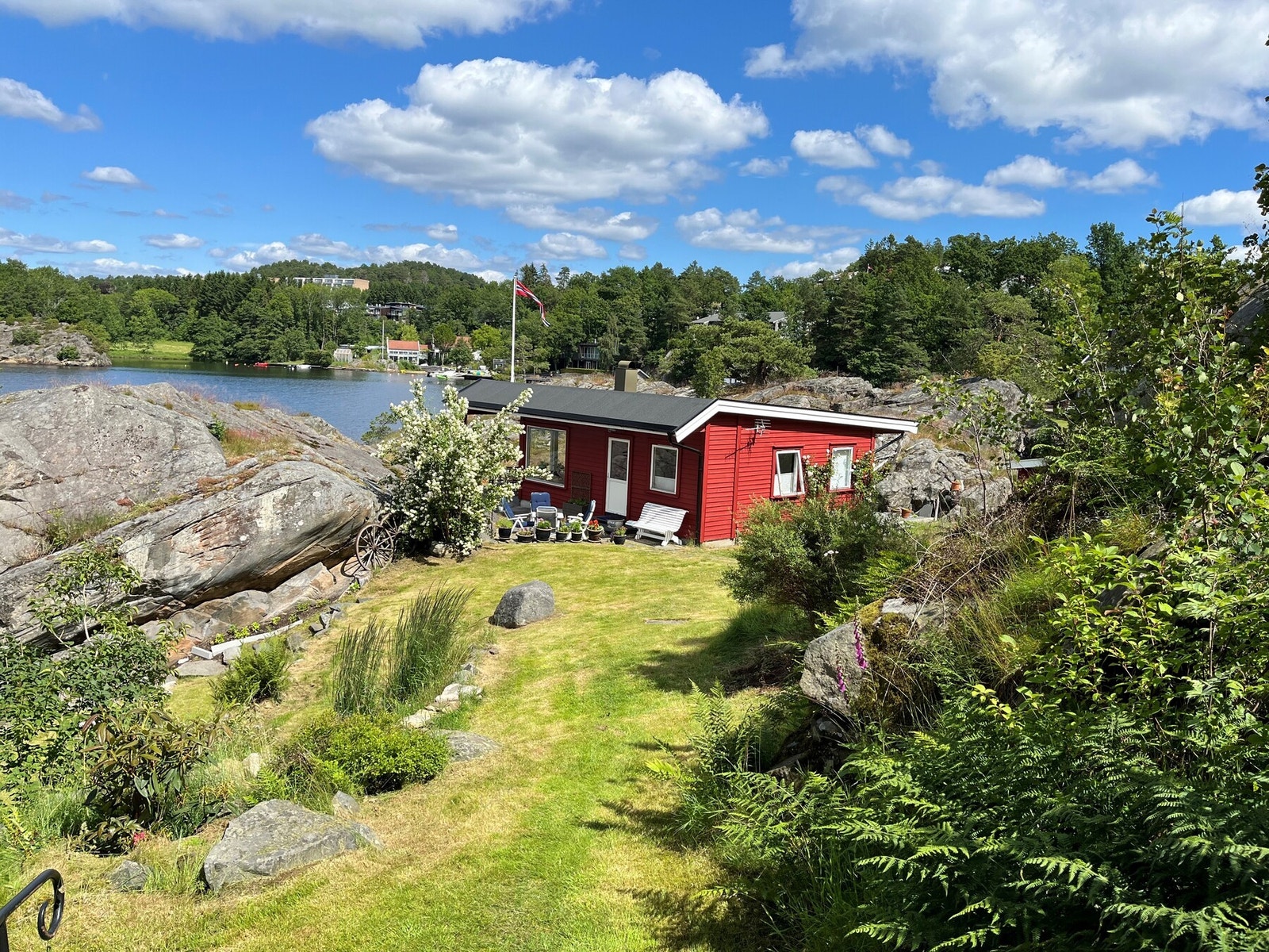 Selgers bilde fra del av hagen Galleribilde