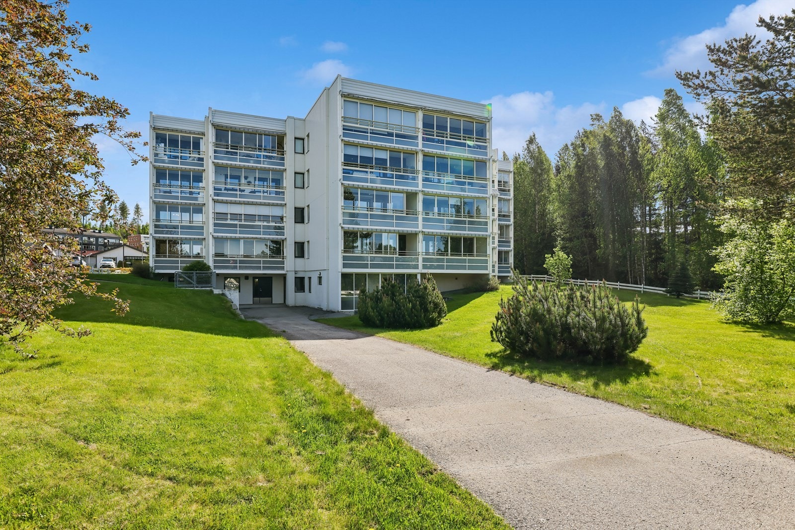 Leiligheten disponerer en bod og et nettingbur i kjelleren for ekstra lagringsplass. Galleribilde