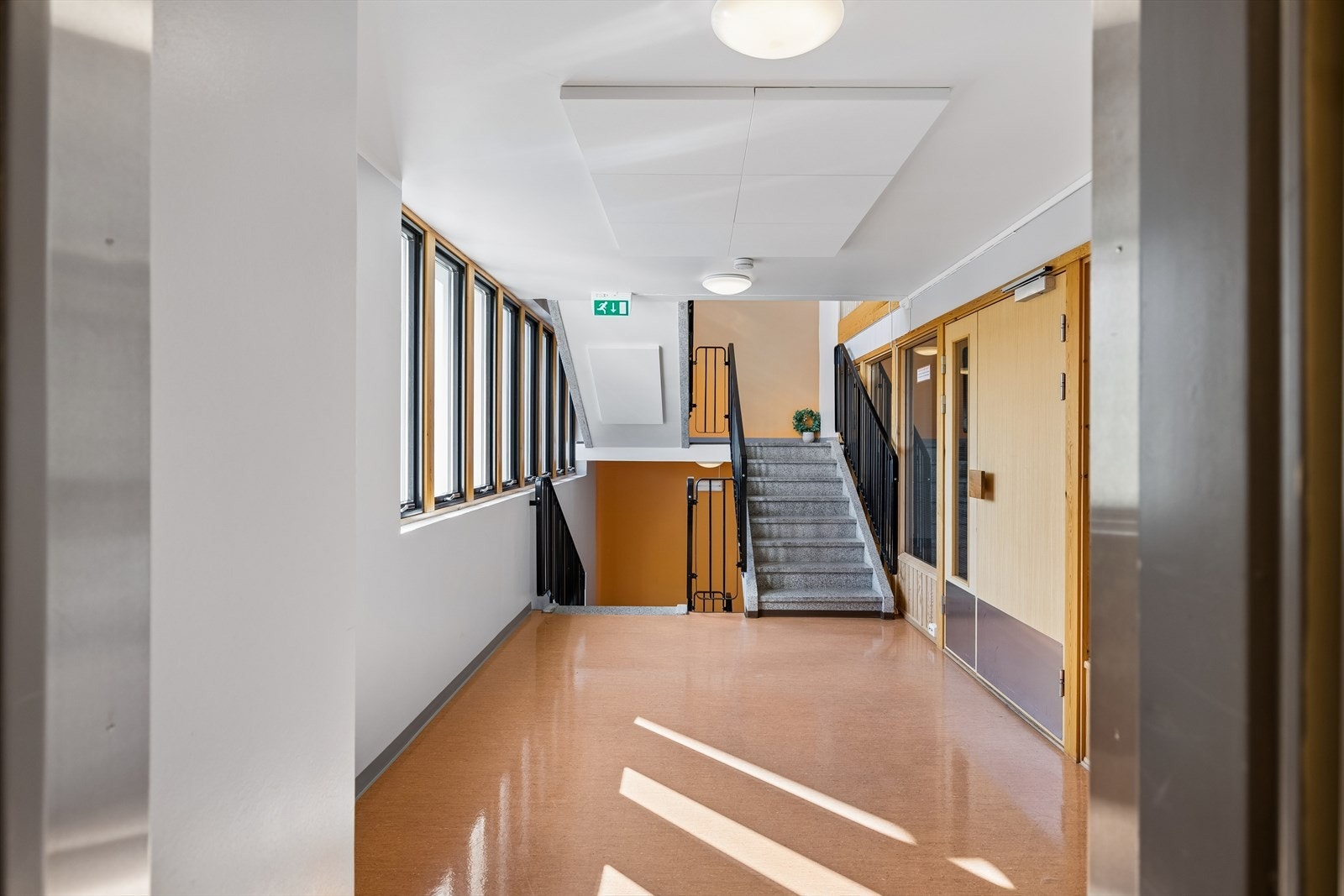 Fellesarealene er lyse og vedlikeholdes av et rengjøringsbyrå. Det er heis i bygget. Galleribilde