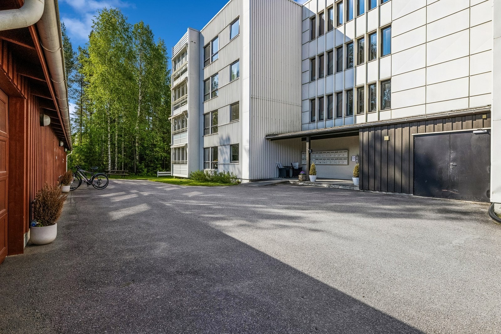 Eiendommen ligger i Loken borettslag, et veletablert og rolig nabolag i Elverum. Galleribilde