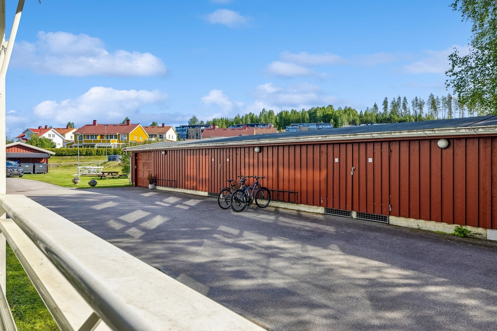 Det er mulighet for å leie garasjeplass og motorvarmer i borettslaget. Galleribilde