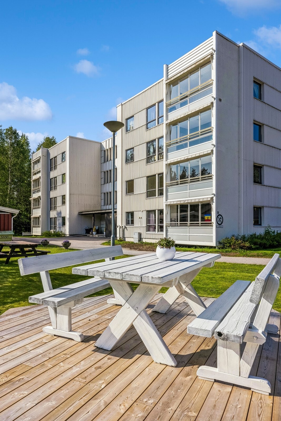 Borettslaget har opparbeidede uteområder med plen og sittegrupper, i tillegg til en felles grillhytte. Galleribilde