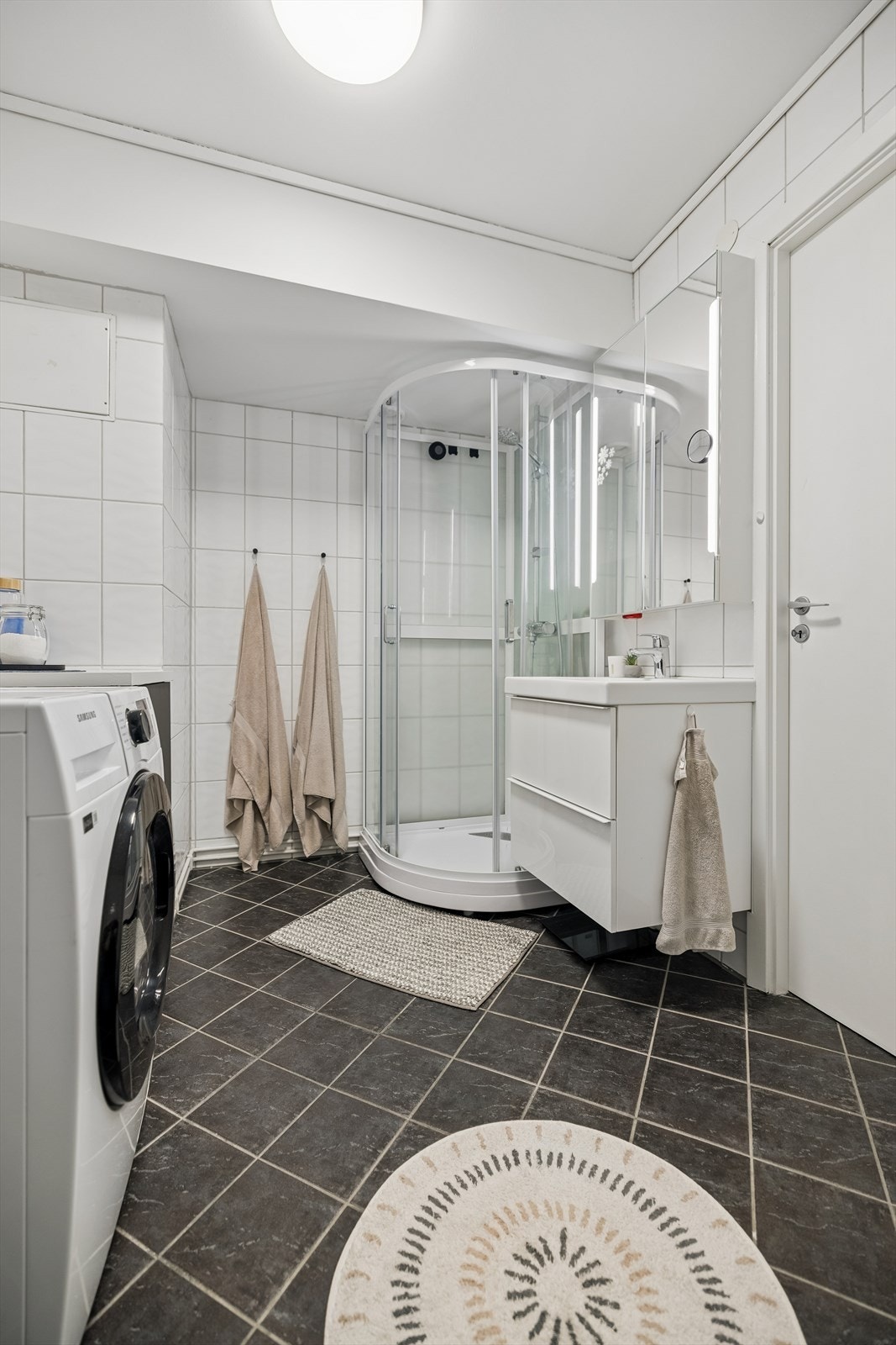 Badet har opplegg for vaskemaskin og er tilknyttet byggets sentralavtrekk. Galleribilde