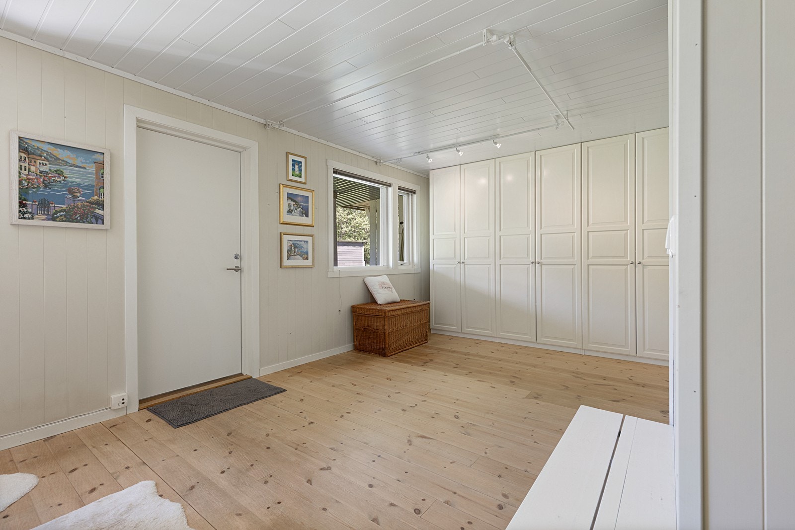 Fra soverommet er det utgang ut til terrassen og hagen Galleribilde