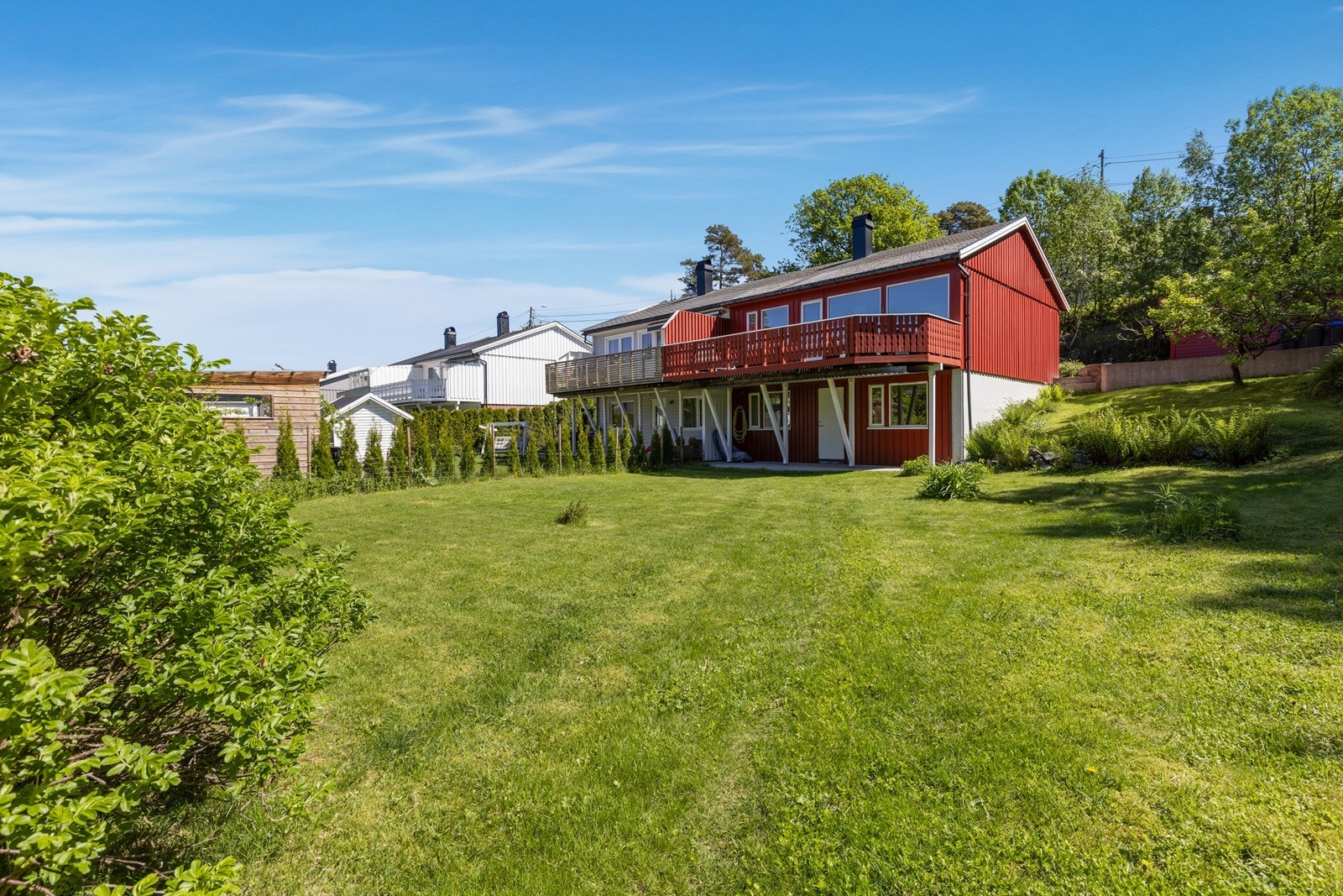 Eiendommen har en solrik og sentral beliggenhet i et attraktivt og familievennlig område Galleribilde