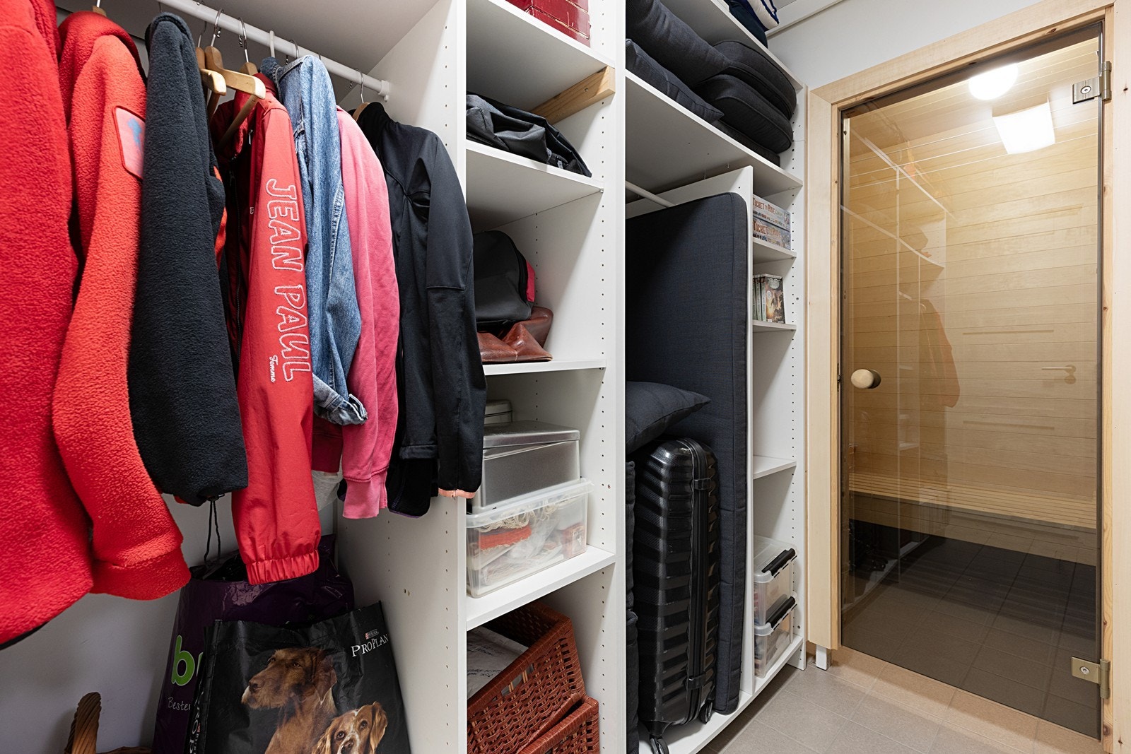Mellomgang med god plass til garderobe Galleribilde